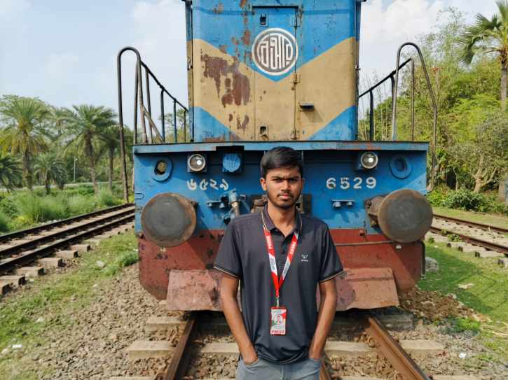 “যাত্রীদের দুর্ভোগ ও ভোগান্তি—সত্য সামনে আনা একজন রেল সংবাদকর্মীর  যাত্রা।”