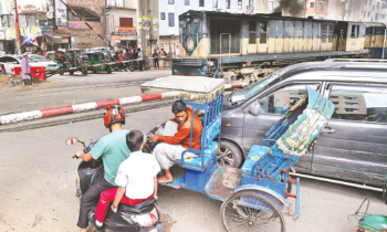 লেভেলক্রসিংয়ে অবরুদ্ধ ঢাকা