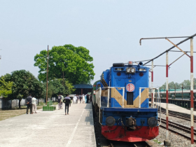 রেললাইনের সীমাবদ্ধতায় ধীরগতির ট্রেন, দীর্ঘ হচ্ছে যাত্রা