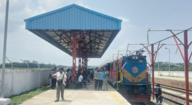 দুই কমিউটার ট্রেনের ভাড়া বকেয়া, চুক্তি বাতিল করল রেলওয়ে