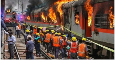ভারতে ট্রেনে ভয়াবহ আগুন, আতঙ্কে ঝাঁপ দেন অনেক যাত্রী