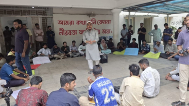 শাটল ট্রেন সংস্কারের দাবিতে চবি শিক্ষার্থীদের অবস্থান কর্মসূচি