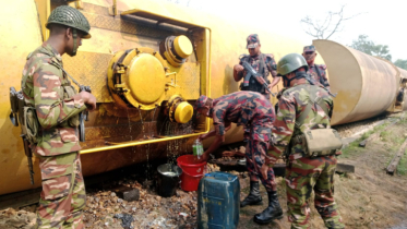 মাধবপুরে লাইনচ্যুত ট্রেন থেকে ১ হাজার লিটার তেল উদ্ধার