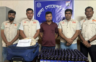 বিমানবন্দর রেলস্টেশনে  ১৯০ বোতল অবৈধ ESKUF সিরাপসহ মাদক বিক্রেতা গ্রেপ্তার
