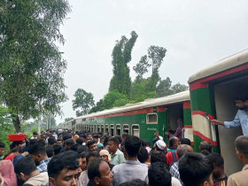 ঢাকার সাথে উত্তর পশ্চিমাঞ্চলের রেল যোগাযোগ বিচ্ছিন্ন।