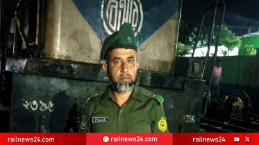 কমলাপুরে লাইনচ্যুত ট্রেনের মালামাল লুট ঠেকাল আনসার
