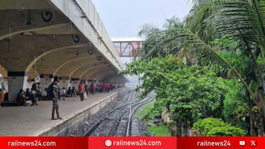 কমলাপুর রেলওয়ে স্টেশন  ৩নং প্লাটফর্ম বৃষ্টিতে ট্রেনের অপেক্ষায় যাত্রীরা