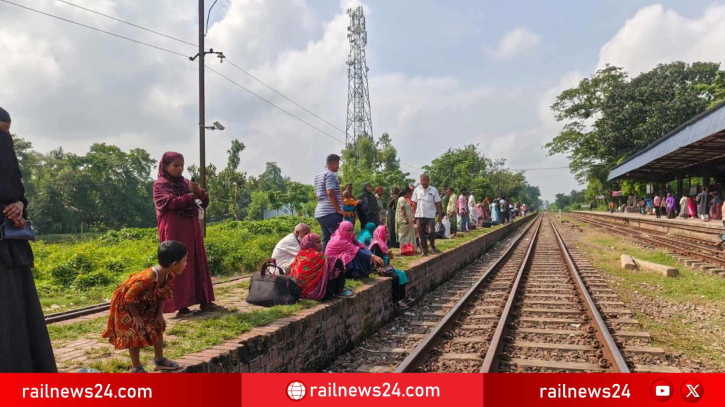 আক্কেলপুরে রোদ-বৃষ্টিতে দুর্ভোগ, ২ নম্বর প্ল্যাটফর্মে নেই যাত্রী ছাউনি