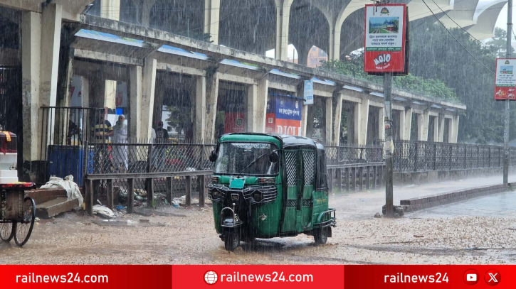 বৃষ্টি ভেজা কমলাপুর রেলওয়ে স্টেশন