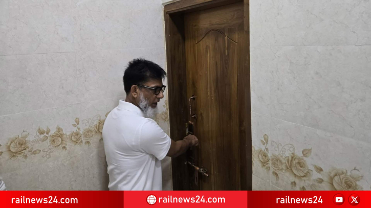 যাত্রীসেবায় কোনো ছাড় নয়, পাবলিক টয়লেটেও নজর প্রতিমন্ত্রীর