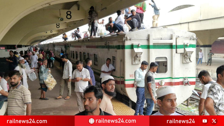 চলন্ত পথেই ফিরে এলো চট্টলা এক্সপ্রেস, যাত্রীদের ক্ষোভ ট্রেন বিলম্ব ও সেবার মান নিয়ে