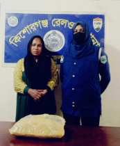 চলন্ত বিজয় এক্সপ্রেস ট্রেনে ২ কেজি ৮০০ গ্রাম গাঁজাসহ নারী মাদক কারবারি আটক