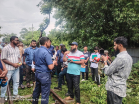 উলিপুরে চাঁদা দাবির অভিযোগে হামলা, ২৪ ঘণ্টা বন্ধ থাকার পর ফের শুরু সংস্কারকাজ।