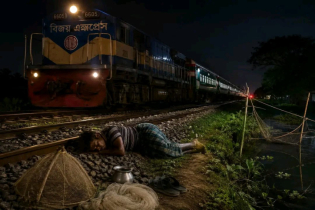 কিশোরগঞ্জে রেল লাইনে ঘুমিয়ে বিজয় এক্সপ্রেসের নিচে কাঁটা পড়ে যুবকের মৃত্যু