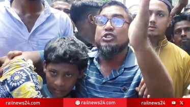 ট্রেনের স্টাফের বিরুদ্ধে বাবা-ছেলেকে ছুরিকাঘাতের অভিযোগ, কুষ্টিয়ায় ট্রেন আটকে বিক্ষোভ