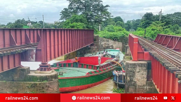 বালুবাহী বাল্কহেডের ধাক্কায় ফের কুরুলিয়া রেলসেতু, নিরাপত্তা নিয়ে নতুন শঙ্কা