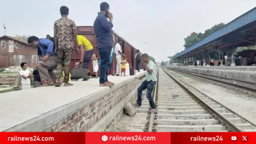 ছোটদের নামতে হয় লাফ দিয়ে, বয়স্কদের কোলে করে