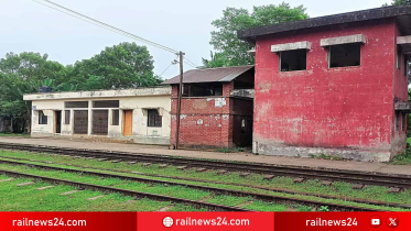 প্ল্যাটফর্ম উঁচু না হলে মানুষ ট্রেনে চড়বে কী করে