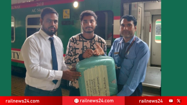 তূর্না নিশীতা ট্রেনে  ফেলে যাওয়া প্রবাসীর লাগেজ ফিরিয়ে দিলেন স্টুয়ার্ড ম্যানেজার জুয়েল