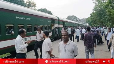 যাত্রীসহ স্টেশনে ট্রেন রেখে চালক উধাও, ফিরলেন ১ ঘণ্টা পর