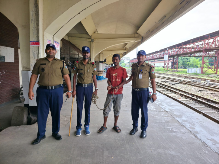কমলাপুর স্টেশনে রেলওয়ের বিশেষ অভিযানে লোকোমোটিভের যন্ত্রাংশসহ দুই ব্যক্তি আটক