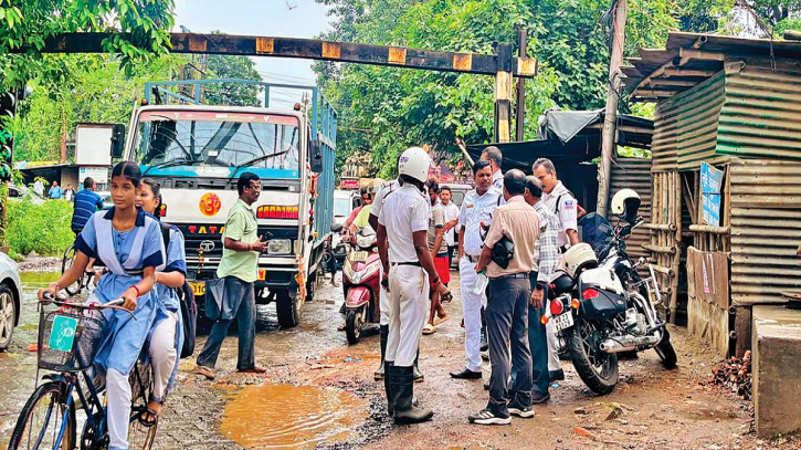 হাওড়া আন্ডারপাস ঘিরে নানা সঙ্কট, পরিদর্শনে রেলের ইঞ্জিনিয়াররা