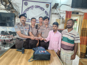 জামালপুর রেলওয়ে পুলিশের সততায় ফিরে পেলেন হারানো ৩৫ হাজার টাকা ও ব্যাগ