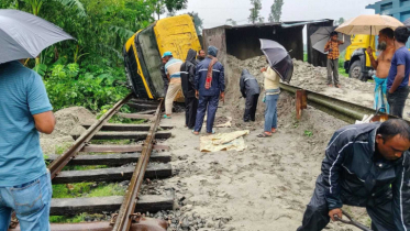 কুড়িগ্রামে রেল লাইনে বালু ভর্তি ট্রাক উল্টে সারাদেশের সঙ্গে রেল যোগাযোগ বন্ধ