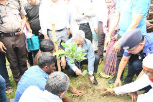 রেলওয়ের বৃক্ষরোপণ কর্মসূচির উদ্বোধন করলেন রেলমন্ত্রী