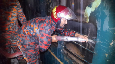 রেল কর্তৃপক্ষের গাফিলতিঃ পার্বতীপুর জংশন স্টেশনে ট্রেনে আগুন