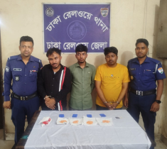 পর্যটক এক্সপ্রেসে স্টুয়ার্টসহ ৩  মাদক ব্যবসায়ী আটক