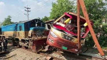 কুমিল্লায় ট্রেন-বাস সংঘর্ষে নিহত ১২: কার কী দায়