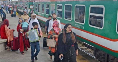 ট্রেনে ঈদযাত্রা: ভোগান্তি এড়াতে আগেই বাড়ি ফিরছেন অনেকে
