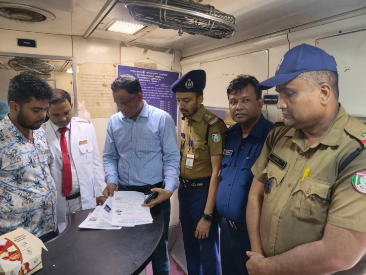 “টিকিট যার, ভ্রমণ তার” নীতিতে কঠোর রেলওয়ে—বিজয় এক্সপ্রেসে ধরা পড়ল ৩০ টিকিটবিহীন যাত্রী