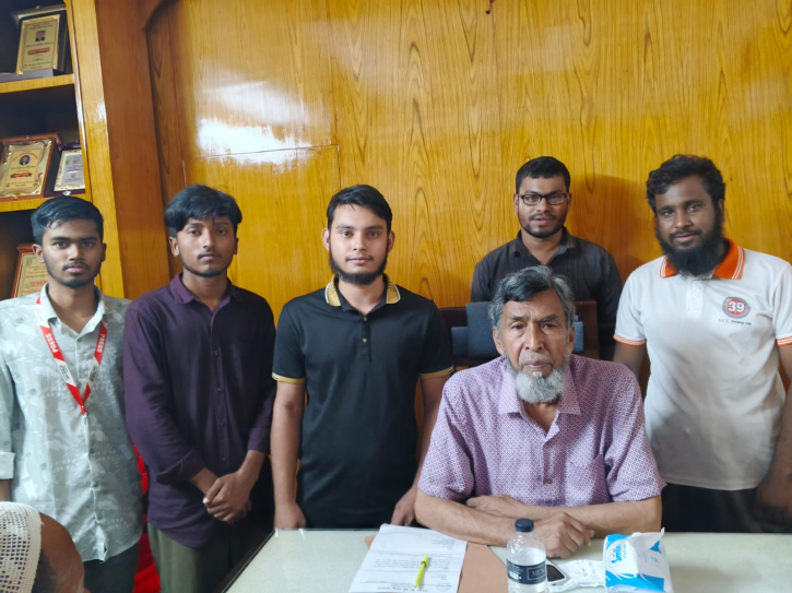 জরাজীর্ণ পীরগঞ্জ স্টেশন সংস্কারের দাবিতে এমপিকে স্মারকলিপি দিল পীরগঞ্জ ঐক্যবদ্ধ রেলযাত্রী পরিষদ