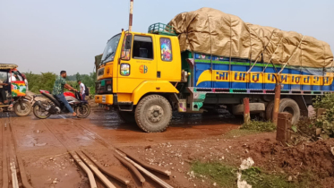 রেলক্রসিংয়ে বিকল বালুর ট্রাক, ২ ঘণ্টা পর ট্রেন চলাচল স্বাভাবিক