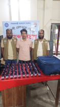 বনলতা ট্রেনে ১০০ বোতল এসকাফ কোডিনসহ যুবক আটক