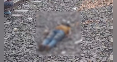 চলন্ত ট্রেনে থেকে মাথা বের করতেই, ওভারব্রিজের ধাক্কায় মৃত্যু