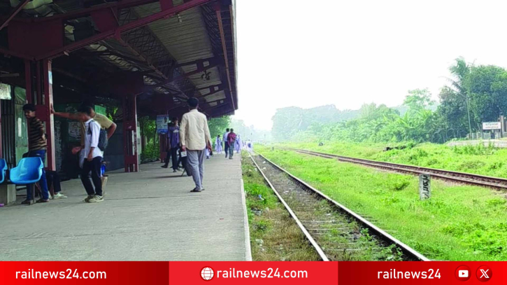 দিনে মাত্র ১৪ মিনিট ট্রেনের স্টপেজ, বাকি সময় কিশোর গ্যাংয়ের দখলে আঁড়িখোলা রেলস্টেশন