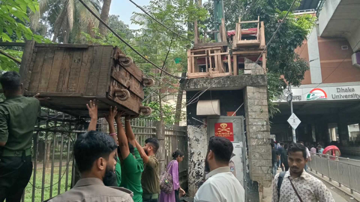 ঢাবি স্টেশন এলাকায় ডিএমটিসিএলের মোবাইল কোর্ট, অবৈধ স্থাপনা উচ্ছেদ