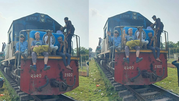 পারাবত এক্সপ্রেসে বিদেশি পর্যটকের ঝুঁকিপূর্ণ ভ্রমণ, নেই আইনশৃঙ্খলা বাহিনীর তৎপরতা