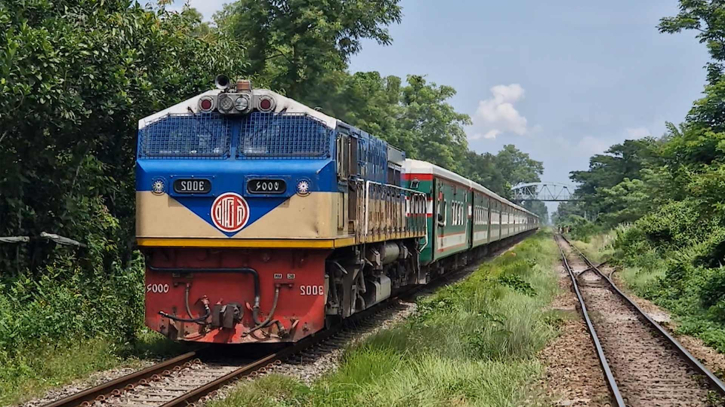 শারদীয় দুর্গাপূজার ছুটিতে ঘরমুখী যাত্রীদের চাপ সামলাতে ঢাকা-চট্টগ্রাম ও ঢাকা-কক্সবাজার রুটে তিন জোড়া বিশেষ ট্রেন চালু