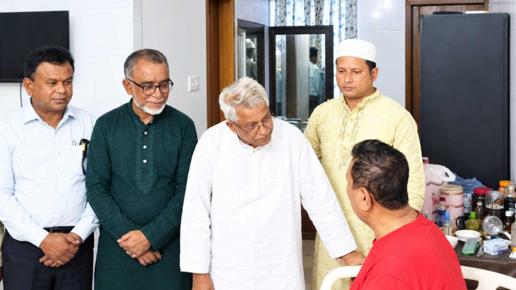 সোহরাওয়ার্দী হাসপাতালে ভূমি মন্ত্রীকে দেখতে গেলেন রেল শ্রমিক দলের নেতৃবৃন্দ।