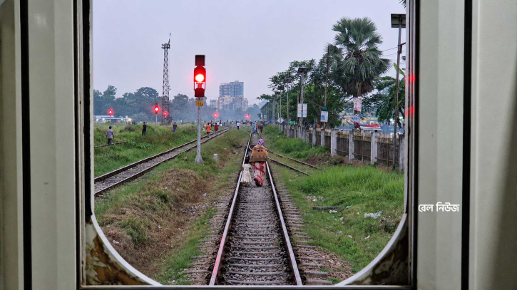 পদ্মা রেলসেতু এলাকায় ট্রেন থেকে পড়ে নারীর মৃত্যু