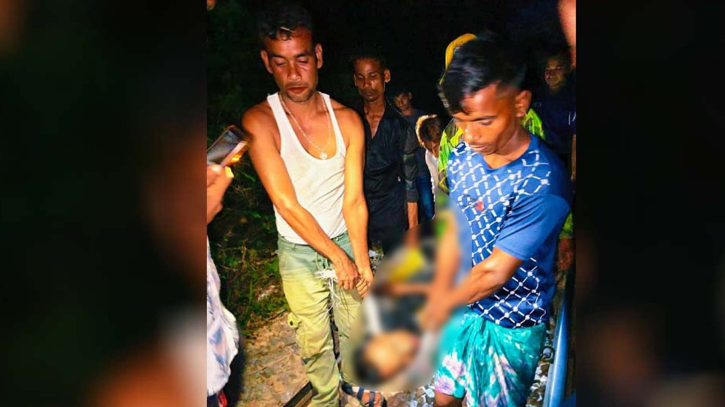 চলন্ত ট্রেনের ছাদ থেকে যুবককে বনে ফেলে দিল দুর্বৃত্তরা