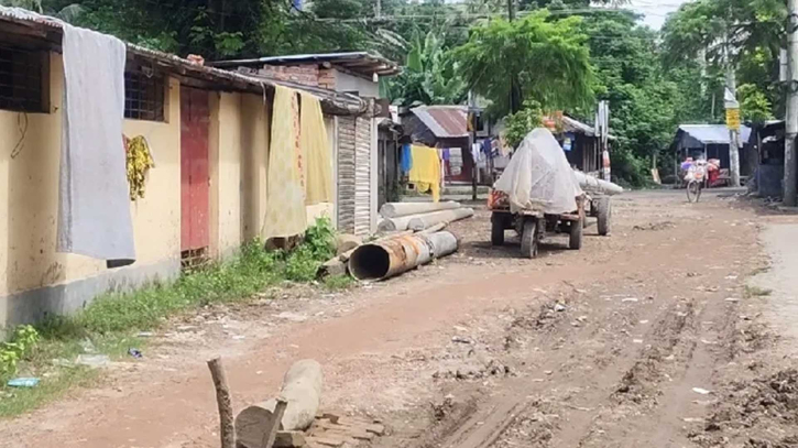 বাগেরহাটে একসময় চলত ট্রেন, এখন রেলপথজুড়ে দখল স্থাপনা