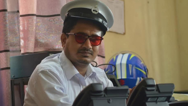পা হারিয়েও থামেননি, রাবির সাবেক শিক্ষার্থী সুজন এখন স্টেশনমাস্টার