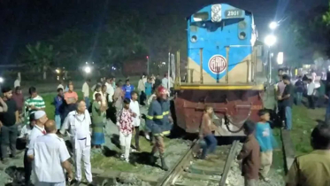 শায়েস্তাগঞ্জে জয়ন্তিকা ট্রেনের ইঞ্জিনে আগুন, যাত্রীদের দুর্ভোগ