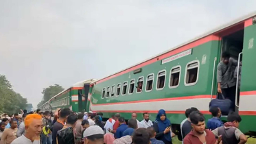 টাঙ্গাইলে ট্রেন লাইনচ্যুত, ঢাকার সঙ্গে উত্তরবঙ্গের রেল চলাচল বন্ধ