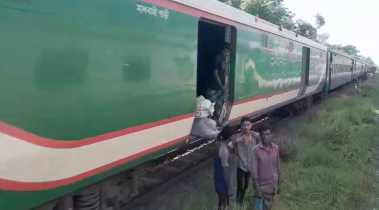 কুমিল্লার নাঙ্গলকোটে কর্ণফুলী এক্সপ্রেস লাইনচ্যুত, আপ লাইন বন্ধ